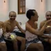 Pai o espancava por ser gay… hoje depende do filho para sobreviver após AVC