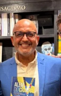 Escritor de Campo Grande lança o livro “Além do Crachá” em livraria na Zona Oeste