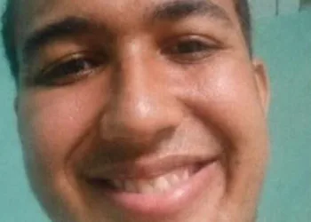 Jovem autista de 18 anos desaparece após encontro marcado em Inhoaíba e família pede ajuda