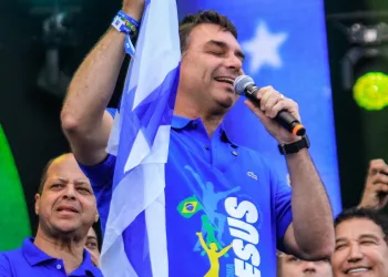 Flávio Bolsonaro pede orações por Jair Bolsonaro e afirma: “Brasil voltará a ser uma nação irmã de Israel