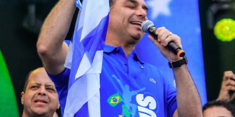 Flávio Bolsonaro pede orações por Jair Bolsonaro e afirma: “Brasil voltará a ser uma nação irmã de Israel