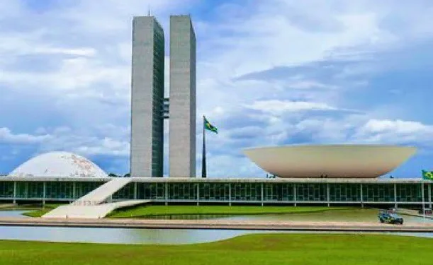 e? CCJ vota redução da maioridade penal: você é a favor ou contra a proposta?