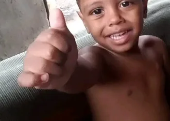 Crueldade sem limites: mãe e padrasto são presos no Rio acusados de espancar
