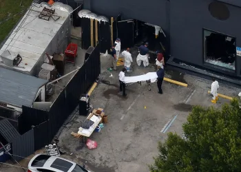 Massacre em boate nos Estados Unidos deixa 50 mortos e choca o mundo inteiro