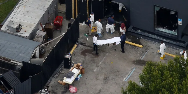 Massacre em boate nos Estados Unidos deixa 50 mortos e choca o mundo inteiro