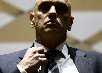 Alexandre de Moraes cobra explicações urgentes de Bolsonaro após Glock ser apreendida pela PM