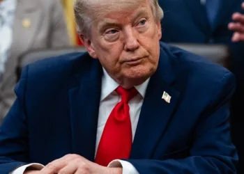 Trump critica cenário político brasileiro e cita Eduardo Bolsonaro em declaração polêmica