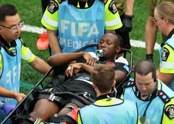 O QUE ERA O OBJETO VERDE NA BOCA DE ISMAËL KONÉ QUANDO RECEBIA ATENDIMENTO MÉDICO APÓS FRATURAR A PERNA DURANTE PARTIDA PELA COPA DO MUNDO?