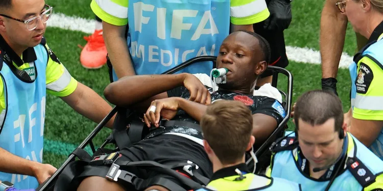 O QUE ERA O OBJETO VERDE NA BOCA DE ISMAËL KONÉ QUANDO RECEBIA ATENDIMENTO MÉDICO APÓS FRATURAR A PERNA DURANTE PARTIDA PELA COPA DO MUNDO?