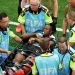 O QUE ERA O OBJETO VERDE NA BOCA DE ISMAËL KONÉ QUANDO RECEBIA ATENDIMENTO MÉDICO APÓS FRATURAR A PERNA DURANTE PARTIDA PELA COPA DO MUNDO?
