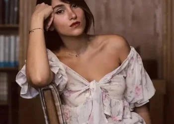 Cantora é condenada a 74 chibatadas após desafiar lei do país em apresentação histórica