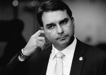 BOMBA!!FLÁVIO BOLSONARO TERIA VOLTADO A PEDIR DINHEIRO EM REUNIÃO SECRETA, DIZ COLUNISTA