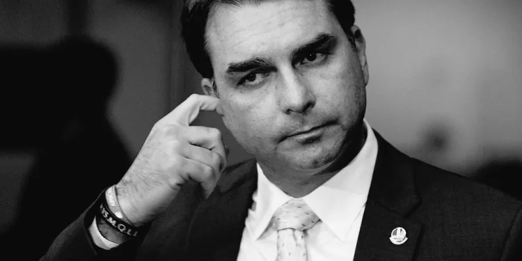 BOMBA!!FLÁVIO BOLSONARO TERIA VOLTADO A PEDIR DINHEIRO EM REUNIÃO SECRETA, DIZ COLUNISTA