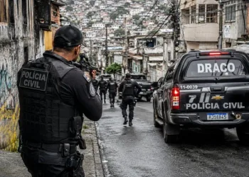 Operação policial no Rio  prende traficante internacional de armas e integrantes do TCP da Maré