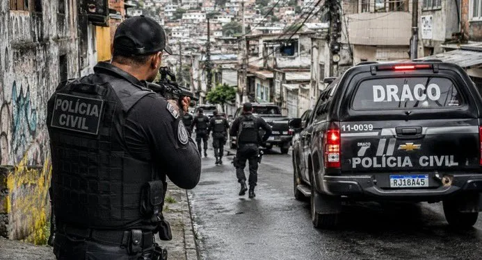 Operação policial no Rio  prende traficante internacional de armas e integrantes do TCP da Maré
