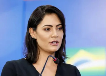 Atitude silenciosa de Michelle Bolsonaro provoca avalanche de comentários na internet