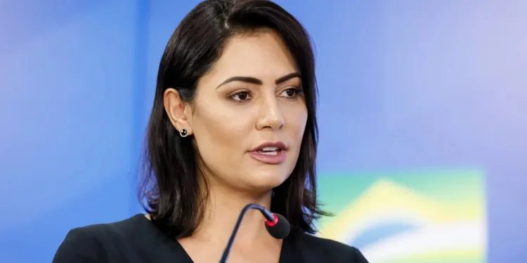 Atitude silenciosa de Michelle Bolsonaro provoca avalanche de comentários na internet