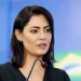 Atitude silenciosa de Michelle Bolsonaro provoca avalanche de comentários na internet
