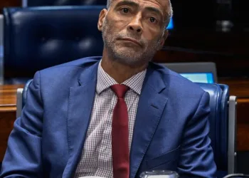 ROMÁRIO SURPREENDE O PAÍS e toma decisão radical sobre salário de R$ 46 mil no Senado