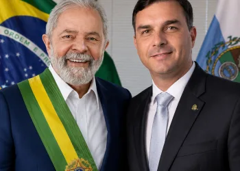 Lula chama Flávio Bolsonaro de “traidor”e”imbecil” e acusa oposição de buscar intervenção dos EUA contra o Brasil