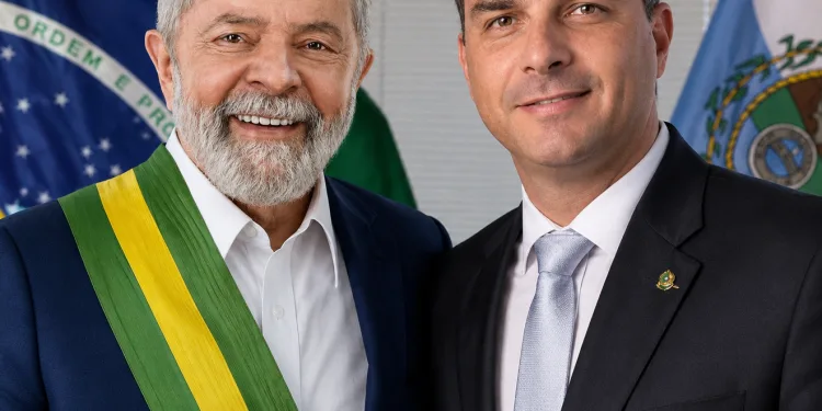 Lula chama Flávio Bolsonaro de “traidor”e”imbecil” e acusa oposição de buscar intervenção dos EUA contra o Brasil