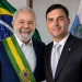 Lula chama Flávio Bolsonaro de “traidor”e”imbecil” e acusa oposição de buscar intervenção dos EUA contra o Brasil