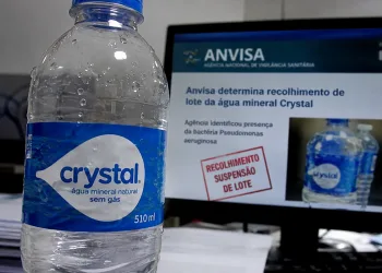 URGENTE: Anvisa manda recolher lote de água Crystal após detectar bactéria em análises