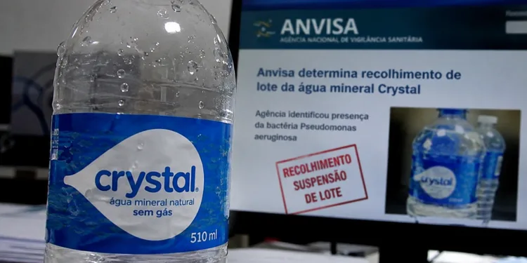 URGENTE: Anvisa manda recolher lote de água Crystal após detectar bactéria em análises