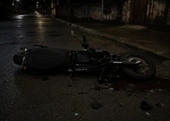 ( FOTO)CONDUTOR DE MOTO ELÉTRICA MORRE AO ENTRAR NA PISTA DO BRT NA ZONA OESTE