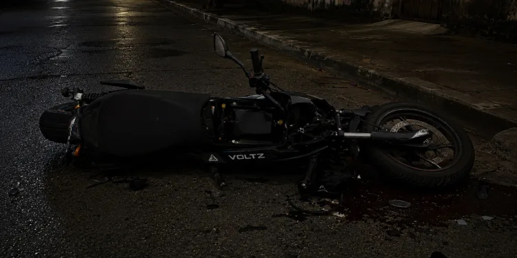 ( FOTO)CONDUTOR DE MOTO ELÉTRICA MORRE AO ENTRAR NA PISTA DO BRT NA ZONA OESTE