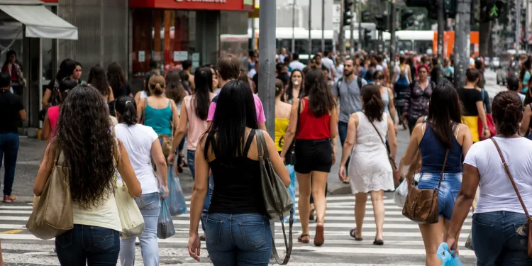 IBGE Confirma: Homem Virou Artigo de Luxo no Brasil e Estoque Está Baixando