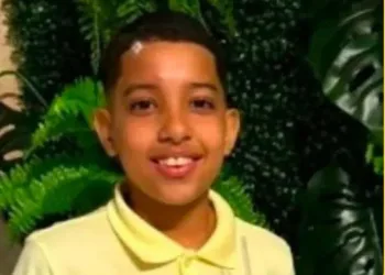 Menino de 12 anos morre após ser atingido por bala perdida enquanto brincava no Rio