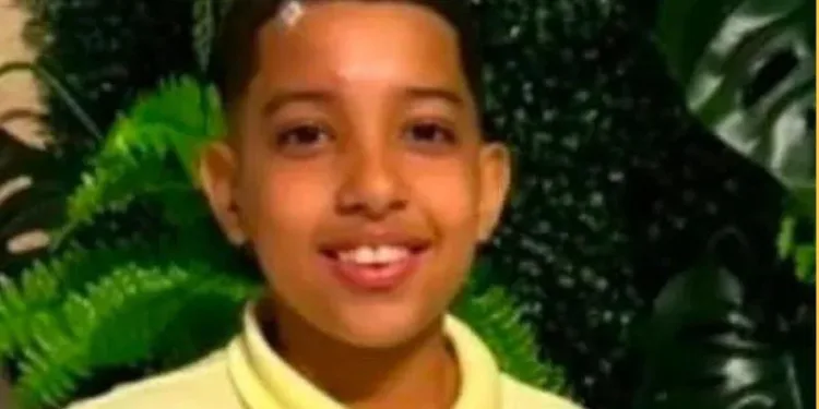 Menino de 12 anos morre após ser atingido por bala perdida enquanto brincava no Rio