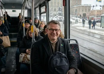 SUÉCIA DÁ EXEMPLO AO MUNDO: DEPUTADOS VIVEM SEM LUXOS E USAM TRANSPORTE PÚBLICO