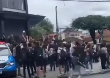 ( VÍDEOS )ESTUDANTES TOMAM AS RUAS EM CAMPO GRANDE APÓS DENÚNCIAS GRAVES EM COLÉGIO ESTADUAL