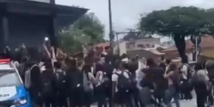 ( VÍDEOS )ESTUDANTES TOMAM AS RUAS EM CAMPO GRANDE APÓS DENÚNCIAS GRAVES EM COLÉGIO ESTADUAL