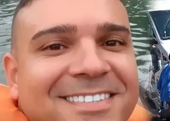 URGENTE!!! ( IMAGENS FORTES) HOMEM É EXECUTADO A LUZ DO DIA DENTRO DO CARRO NA ZONA OESTE