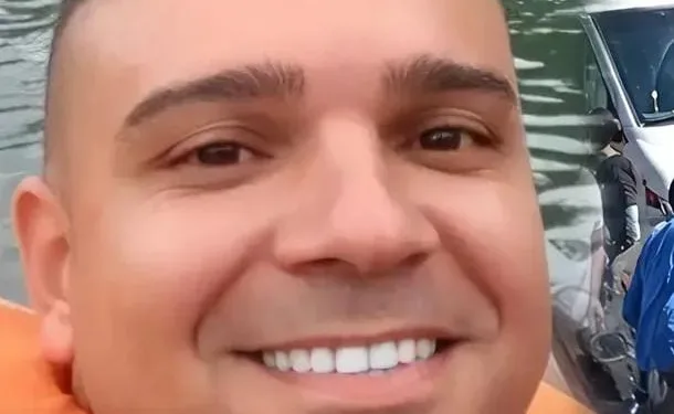 URGENTE!!! ( IMAGENS FORTES) HOMEM É EXECUTADO A LUZ DO DIA DENTRO DO CARRO NA ZONA OESTE