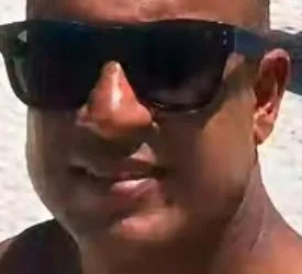 Ex-assessor parlamentar é sequestrado dentro de casa e encontrado morto após carro ser incendiado no RJ