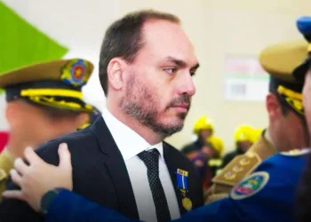 Medalha dos 100 Anos dos Bombeiros concedida a Carlos Bolsonaro gera revolta na corporação