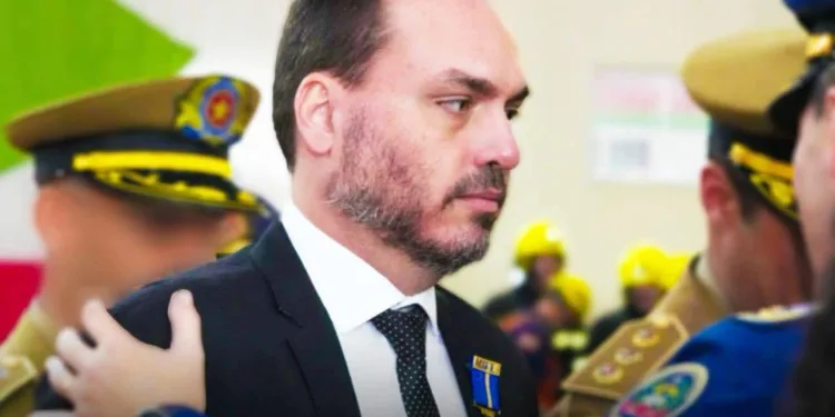 Medalha dos 100 Anos dos Bombeiros concedida a Carlos Bolsonaro gera revolta na corporação