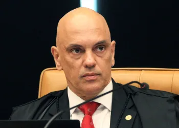 Moraes determina entrega de armas registradas em nome de Bolsonaro e impõe prazo de 48 horas