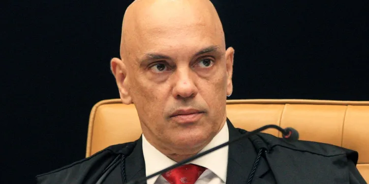 Moraes determina entrega de armas registradas em nome de Bolsonaro e impõe prazo de 48 horas