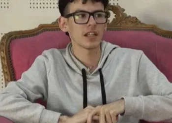 Jovem de 21 anos se recusa a trabalhar porque não pediu para nascer:  Meus pais me forçaram a nascer, então que me sustentem.