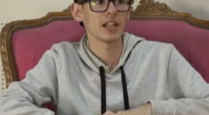 Jovem de 21 anos se recusa a trabalhar porque não pediu para nascer: Meus pais me forçaram a nascer, então que me sustentem.