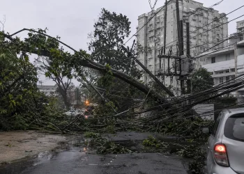URGENTE!! Caos no Rio: Mais de 100 Mil Imóveis Ainda Estão Sem Energia Após Vendaval Devastador