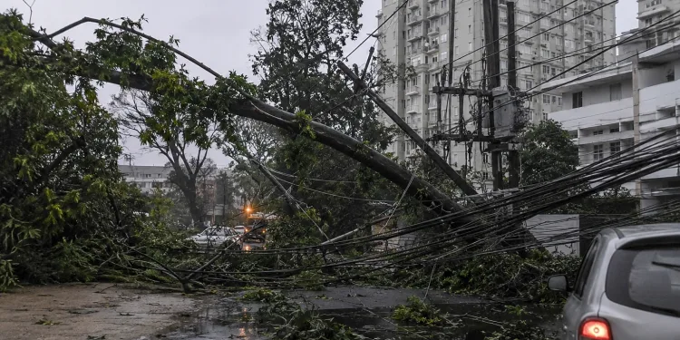 URGENTE!! Caos no Rio: Mais de 100 Mil Imóveis Ainda Estão Sem Energia Após Vendaval Devastador