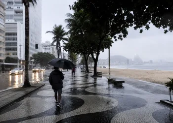Prepare o guarda-chuva: frente fria chega ao Rio e promete noite de chuva e ventania