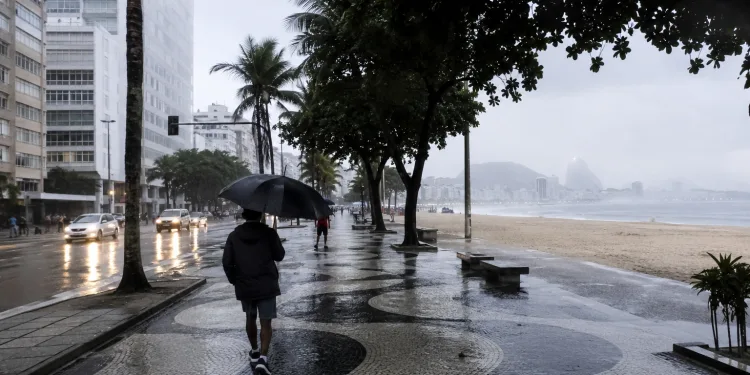 Prepare o guarda-chuva: frente fria chega ao Rio e promete noite de chuva e ventania