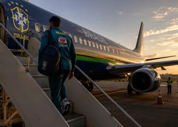 Mistério no retorno: apenas um atleta embarca em voo da Seleção após eliminação, saiba quem é o atleta